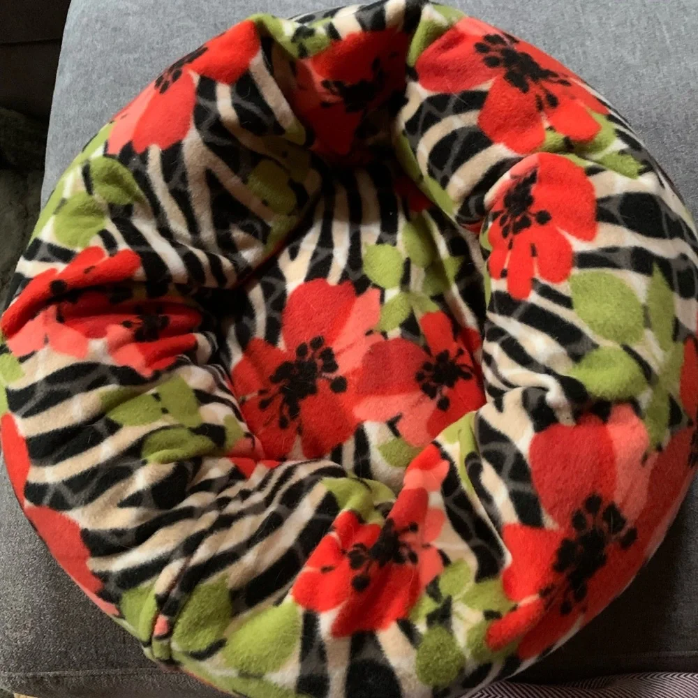 Handcrafted Soft Round Cat Small Dog Bed